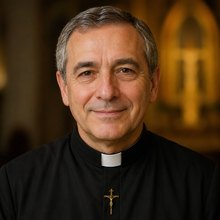 Padre que narra a oração